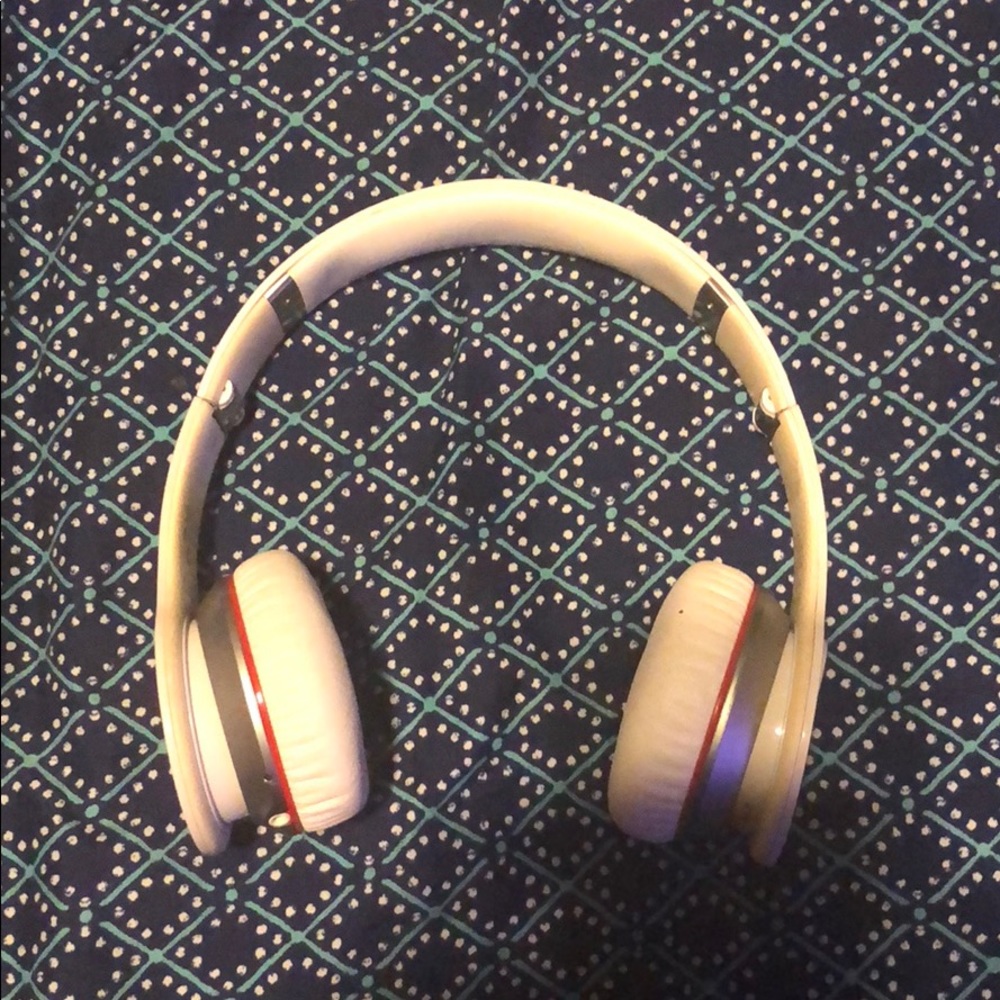 Solo wireless beats by Dre